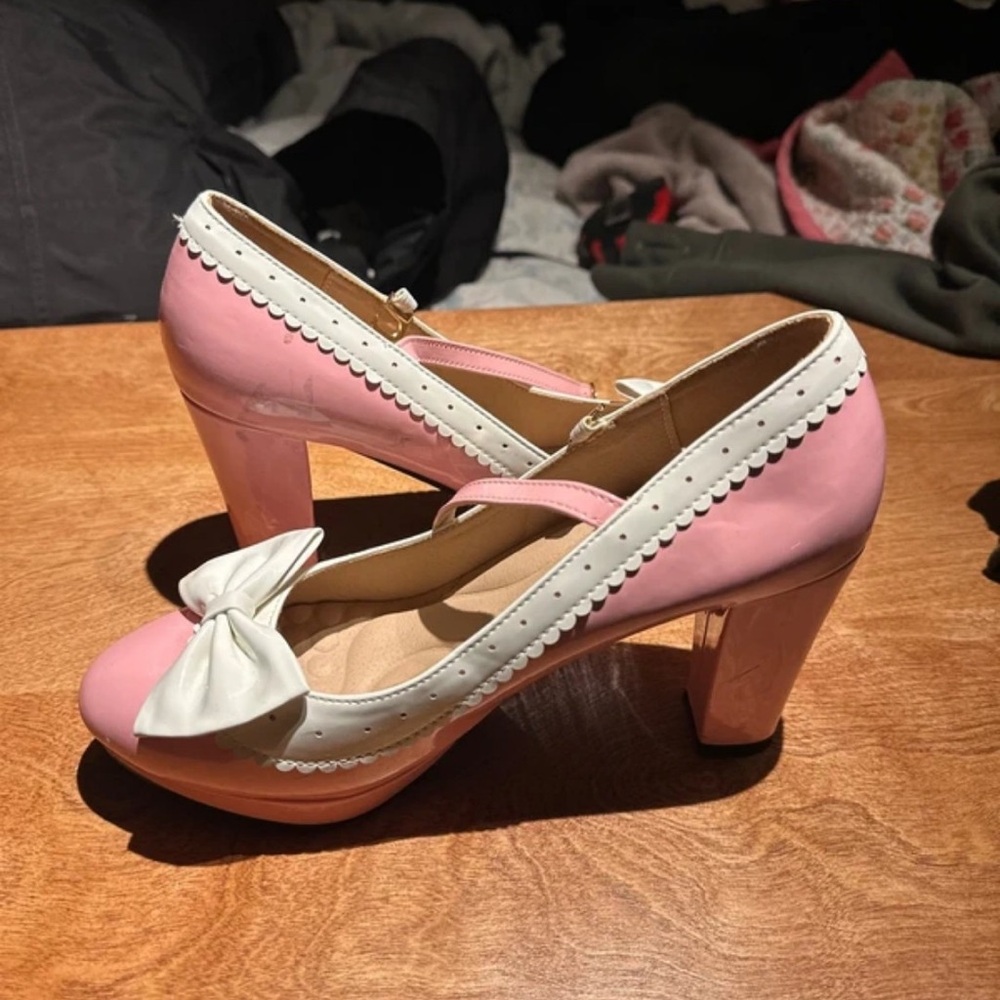 Chic Pink and White Heels with Bow